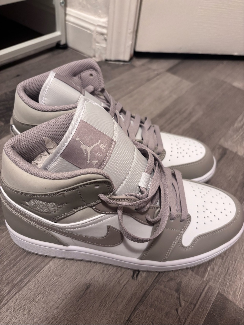 Jordan Mens Mid-Top Sneakers in White and Light Gray